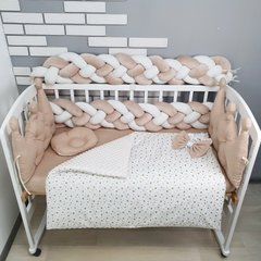 Комплект постельного белья в детской кроватке, бежевый с коронами.