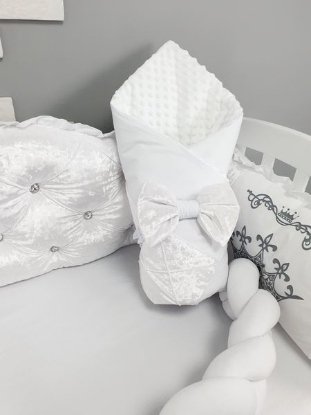 Комплект постільної білизни + Конверт на виписку-з подушечками, в дитяче ліжечко. Білий бархат, з коронами принт