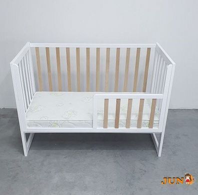 Ліжечко &laquo;Астрід&raquo; комплектація №1 з рухомим бортиком в білому кольорі з дерев'яними спицями