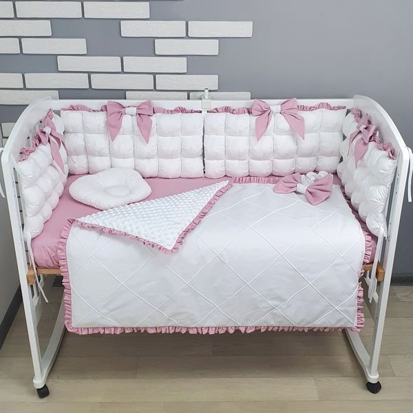 Комплект постельного белья в детской кроватке - Бело-пудровые бомбоны